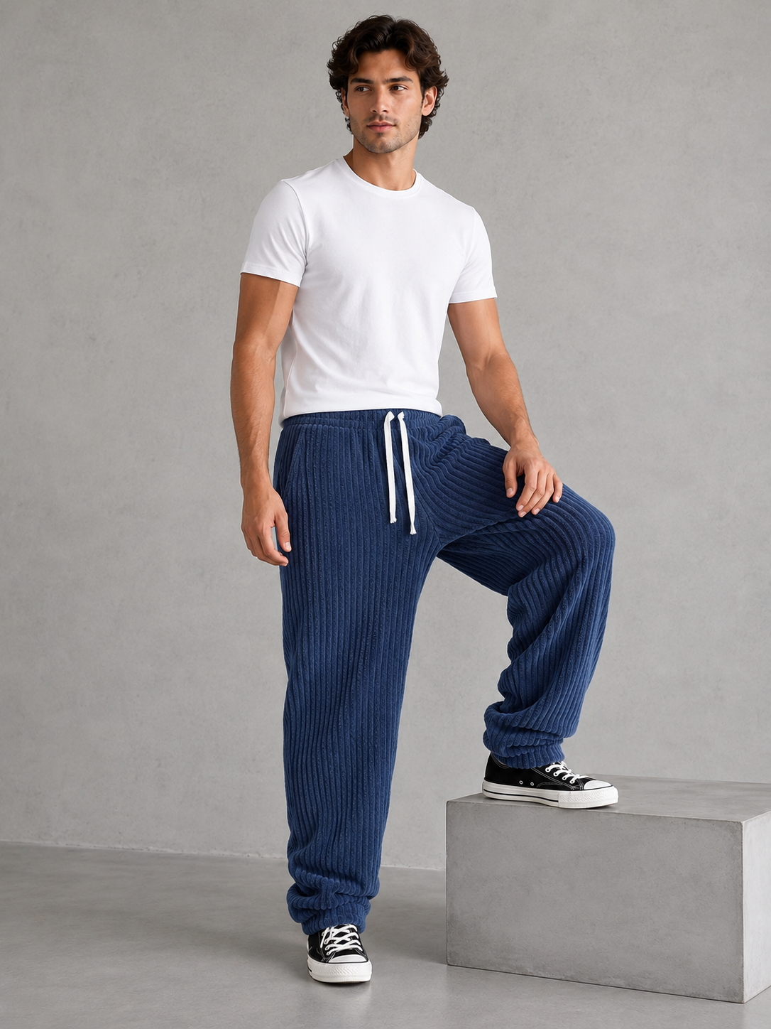 Pantalon Rowan de Danoir Paris en tissu beige avec coupe droite et détails élégants, porté sur un mannequin.