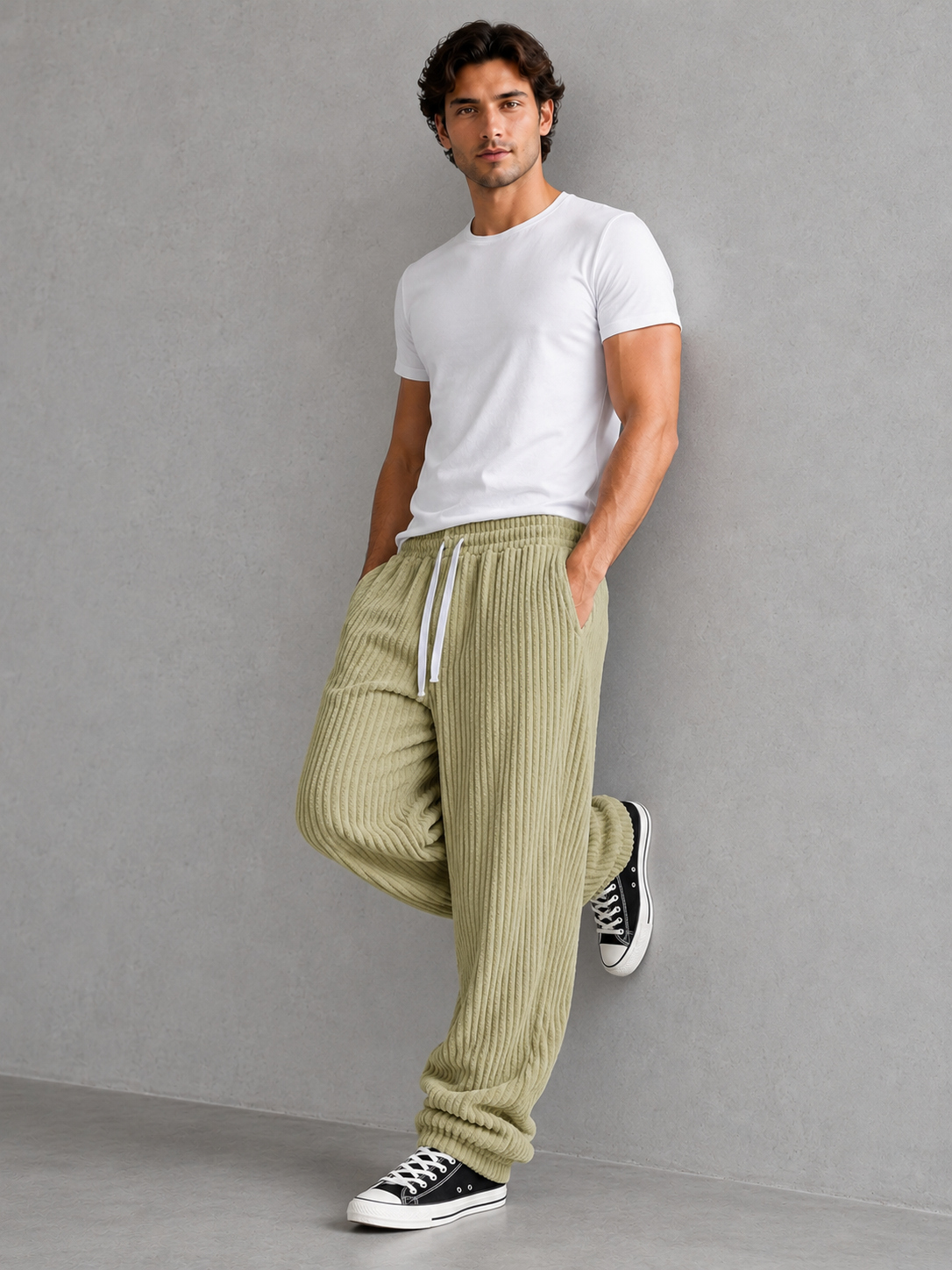 Pantalon Rowan de Danoir Paris en tissu léger, coupe élégante, porté avec une chemise blanche, vue de face.