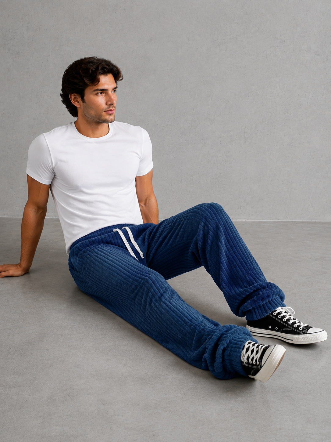Pantalon Rowan Danoir Paris en tissu confortable, coupe élégante, couleur neutre, porté avec une blouse blanche.