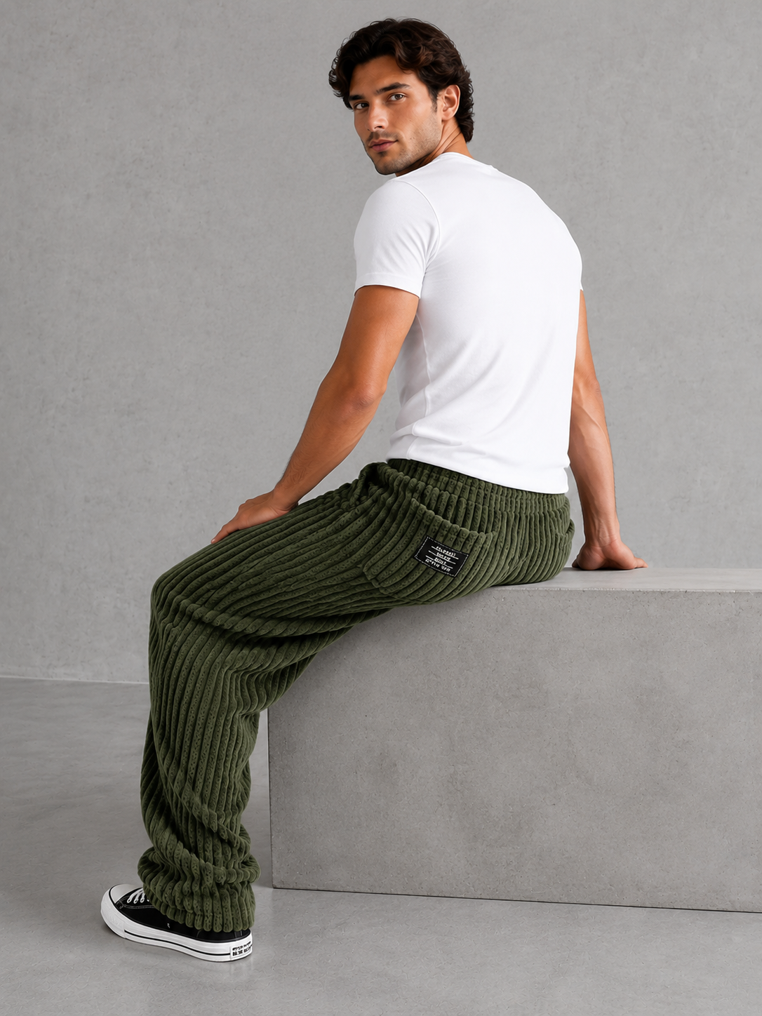 Pantalon Rowan de Danoir Paris en tissu noir avec taille haute et coupe élégante visible sur l'image.