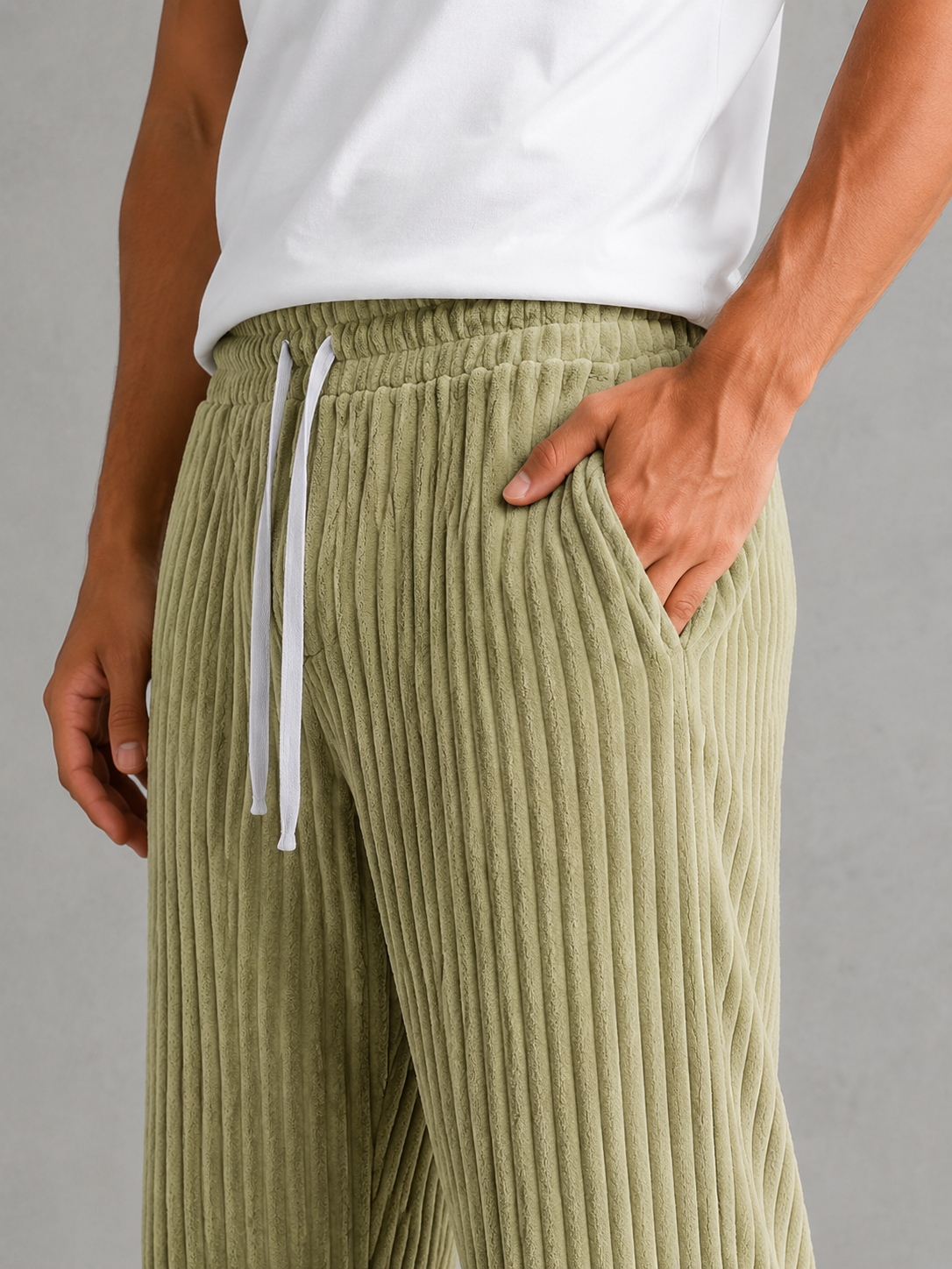 Pantalon Rowan Danoir Paris en tissu noir, coupe ajustée, avec ceinture et poches, porté sur mannequin.