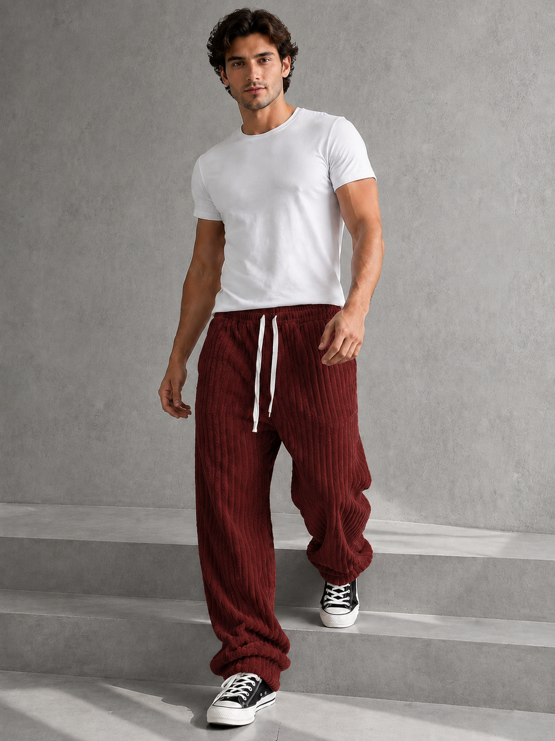 Pantalon Rowan de Danoir Paris en tissu léger, coupe ajustée, couleur noire, porté avec une chemise blanche.