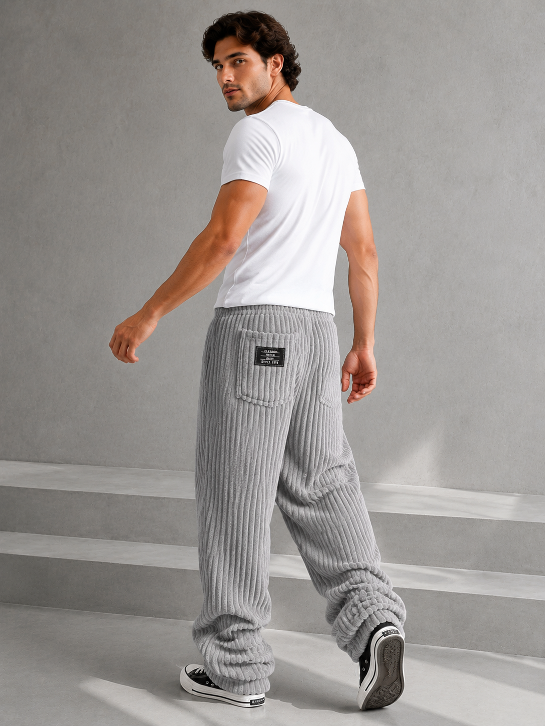 Pantalon Rowan de Danoir Paris, pantalon en tissu beige avec ceinture, vue de face sur un fond neutre.