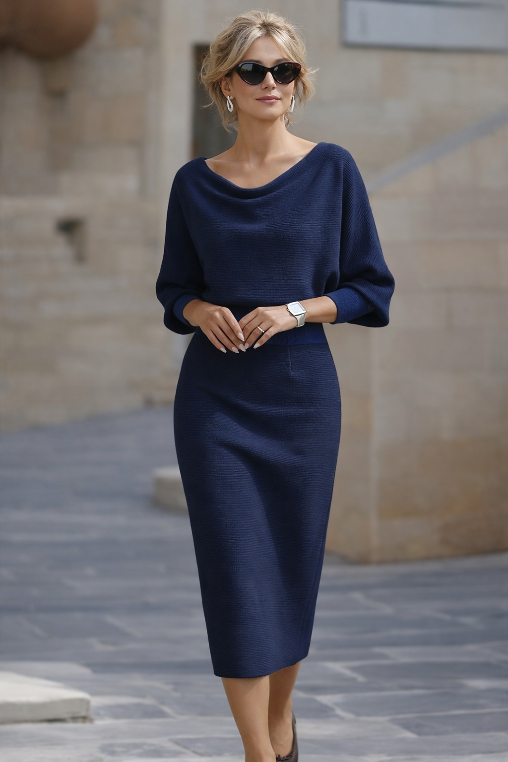 Robe midi à manches chauve-souris drapées Danoir Paris, longueur mi-mollet, en tissu fluide, couleur noire, portée élégante.