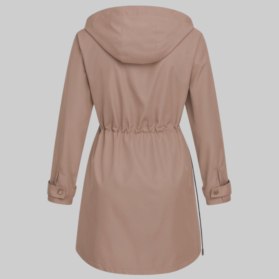 Manteau moderne Natalia™ de Danoir Paris, coupe élégante et tendance, en tissu chaud, porté par un mannequin.