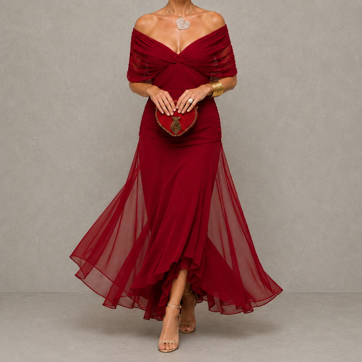 Robe de soirée Émilie de Danoir Paris, robe drapée avec décolleté en V, tissu élégant et fluide, portée sophistiquée.