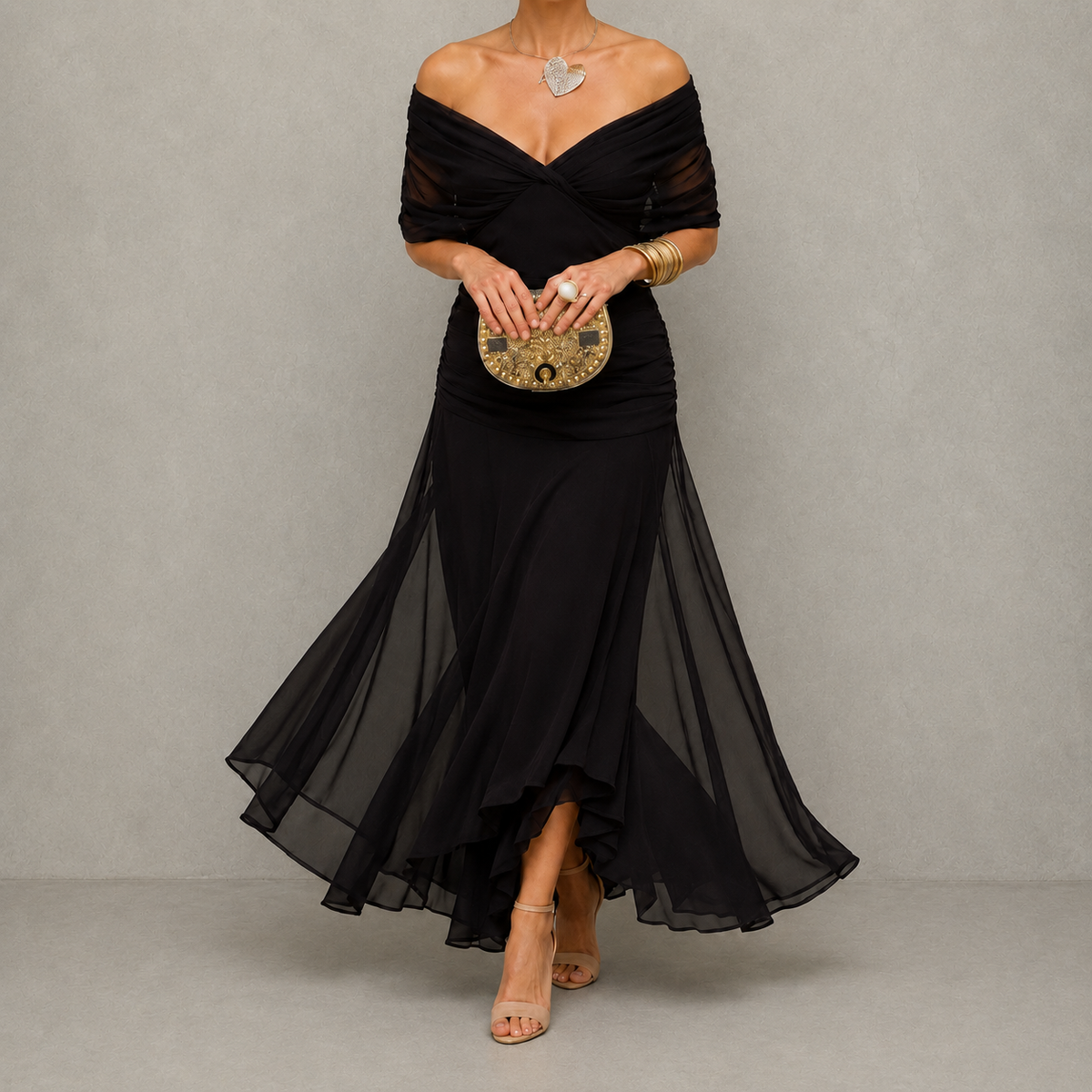 Robe de soirée Émilie de Danoir Paris, drapée avec décolleté en V, en tissu élégant et fluide, portée sur mannequin.