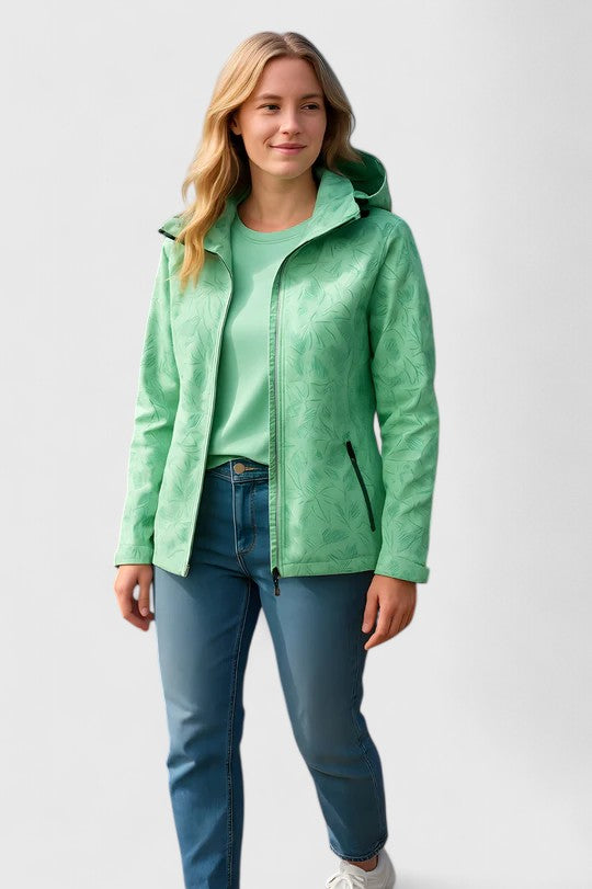 Veste élégante Danoir Paris Thanyelle, coupe chic, tissu fin, portée décontractée dans un environnement urbain.