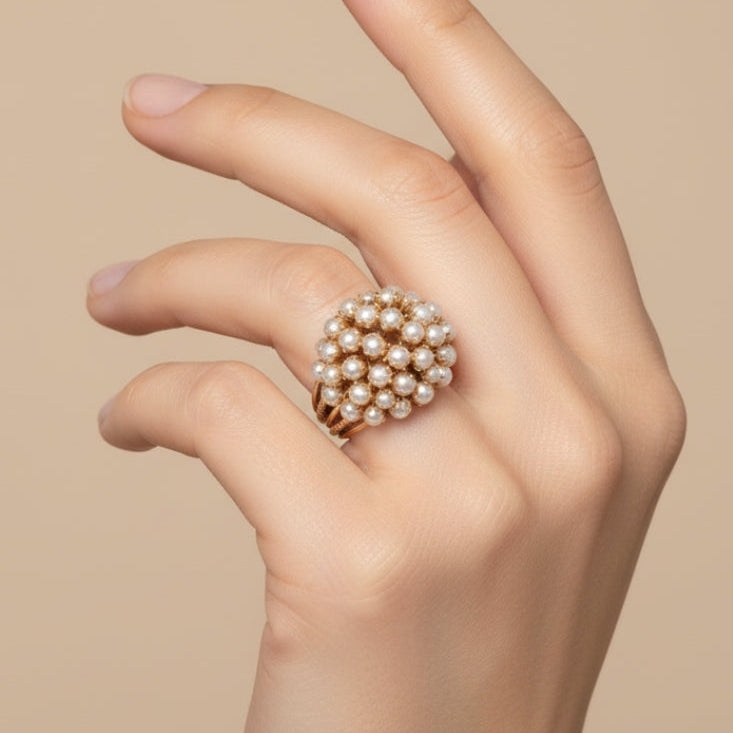 Bague classique incrustée de nacre en or