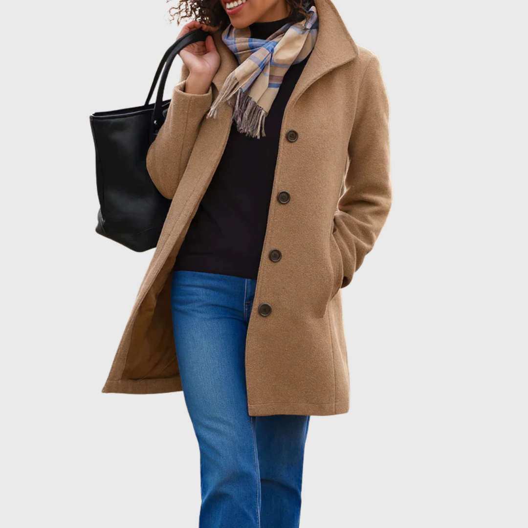 Manteau Aurora à un bouton de Danoir Paris, en tissu léger et élégant, avec col et manches longues, porté sur mannequin.