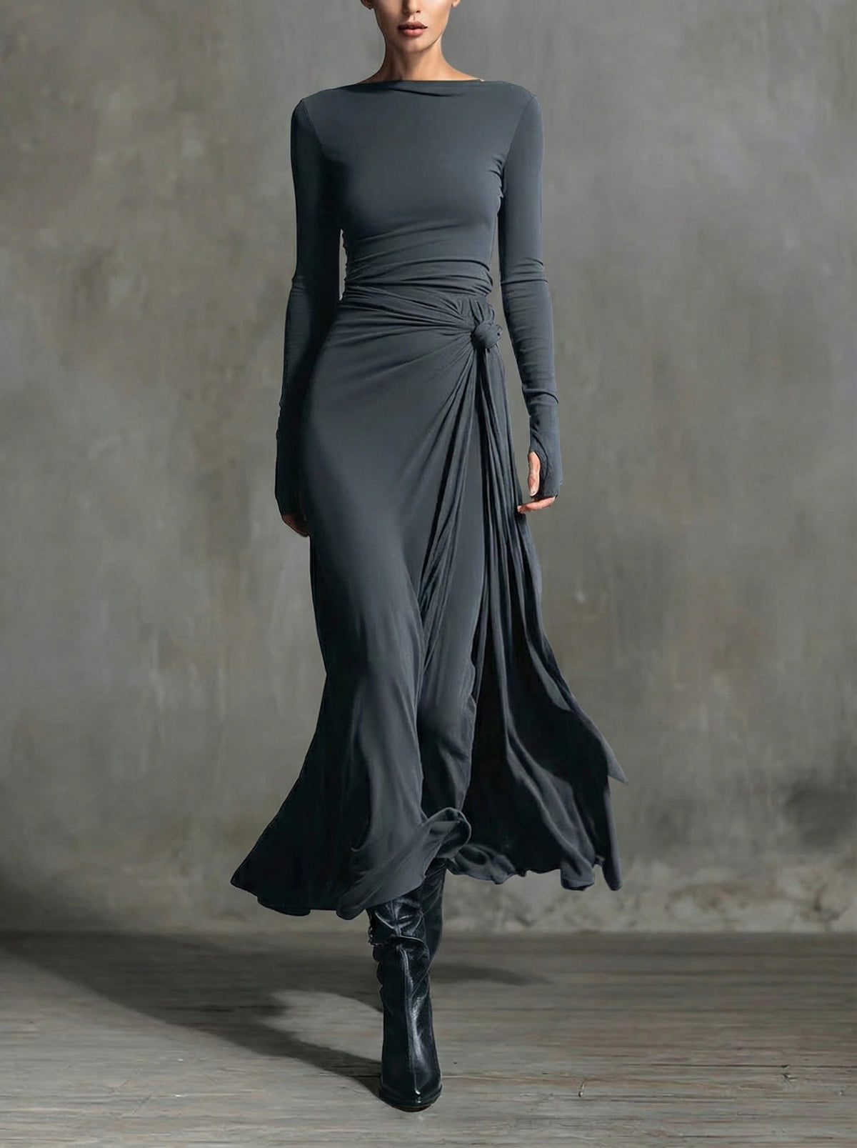 Robe maxi Naomie Danoir Paris avec nœud latéral, tissu fluide et élégance chic, portée pour une silhouette sophistiquée.
