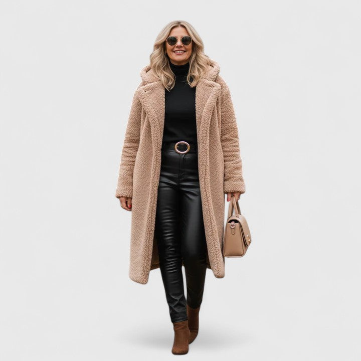 Veste élégante Brionyssa de Danoir Paris, coupe sophistiquée, en tissu noir avec détails stylés et finition soignée.