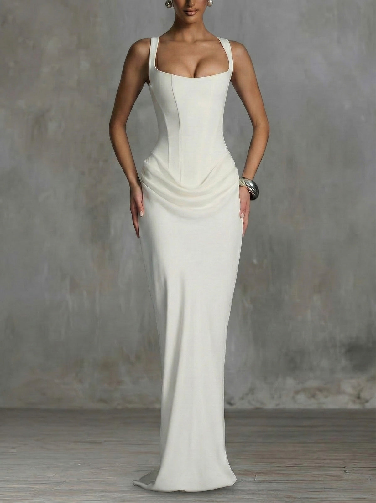Robe maxi Éléonore de Danoir Paris avec col carré, longueur longue, tissu fluide, portée élégante et moderne.