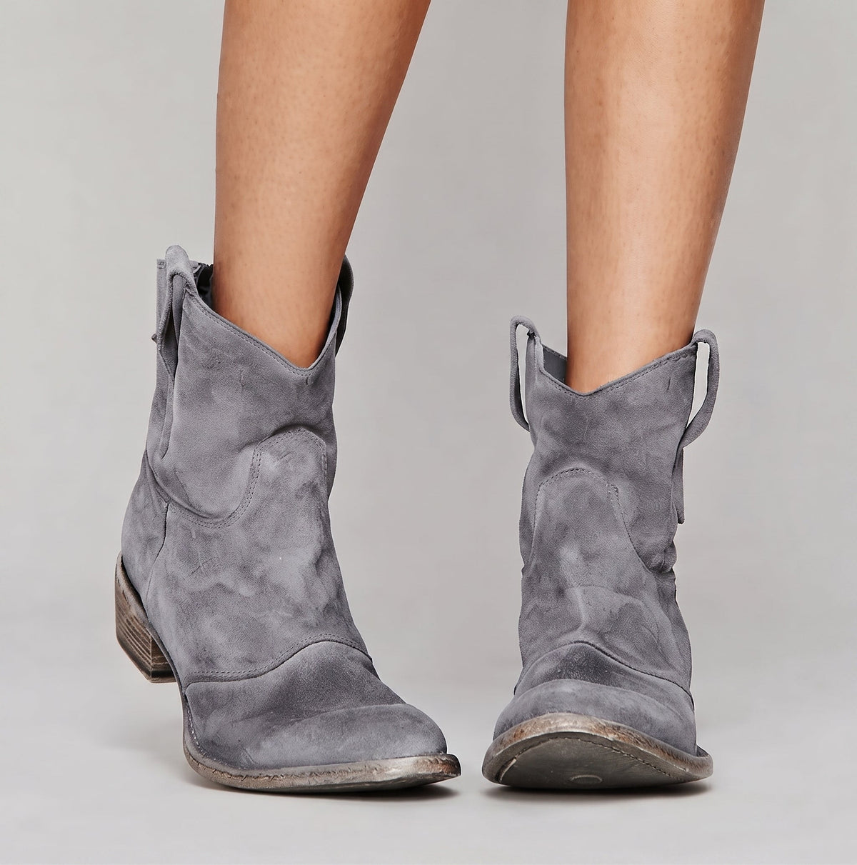 Bottines en daim élégantes ÉLODIE™ de Danoir Paris, style sophistiqué avec finition en daim beige, vue de face sur fond blanc.