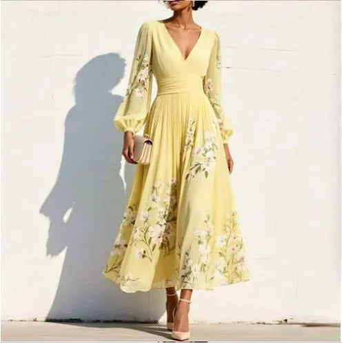 Robe longue élégante pour femme Danoir Paris avec décolleté en V profond et manches longues, portée en soirée ou occasion spéciale.