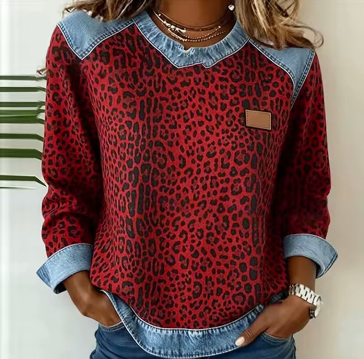 Pull Danoir Paris Darlene à imprimé animaux, détails contrastés, doux et tendance, porté sur un mannequin.