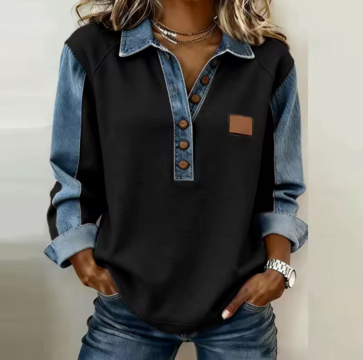 Pull à col contrasté Elspeth de Danoir Paris, pull-over en maille avec détails de couleur contrastée au col, porté sur un mannequin.