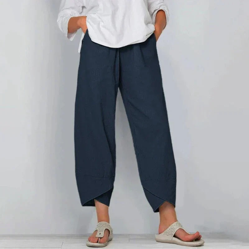 Pantalon d'été chic Garance de Danoir Paris en tissu léger, couleur neutre, porté avec un haut blanc, vue de face.