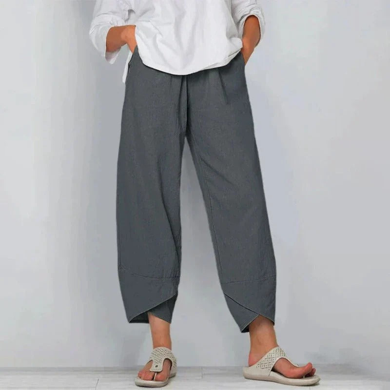 Pantalon d'été chic Garance de Danoir Paris, coupe élégante en tissu léger, couleur claire, porté avec une blouse blanche.