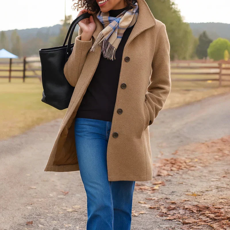 Manteau à un bouton Danoir Paris Aurora en kaki, coupe élégante avec détail bouton unique, idéal pour un style moderne et sophistiqué.