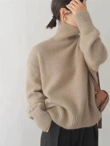 Pull col roulé en cachemire Danoir Paris, couleur kaki lin, affichant un tissu doux et élégant.