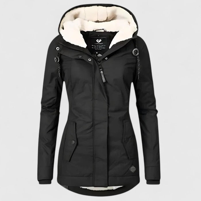 Veste sophistiquée Tivona de Danoir Paris, style élégant, coupe ajustée, couleur neutre, portée moderne et chic.