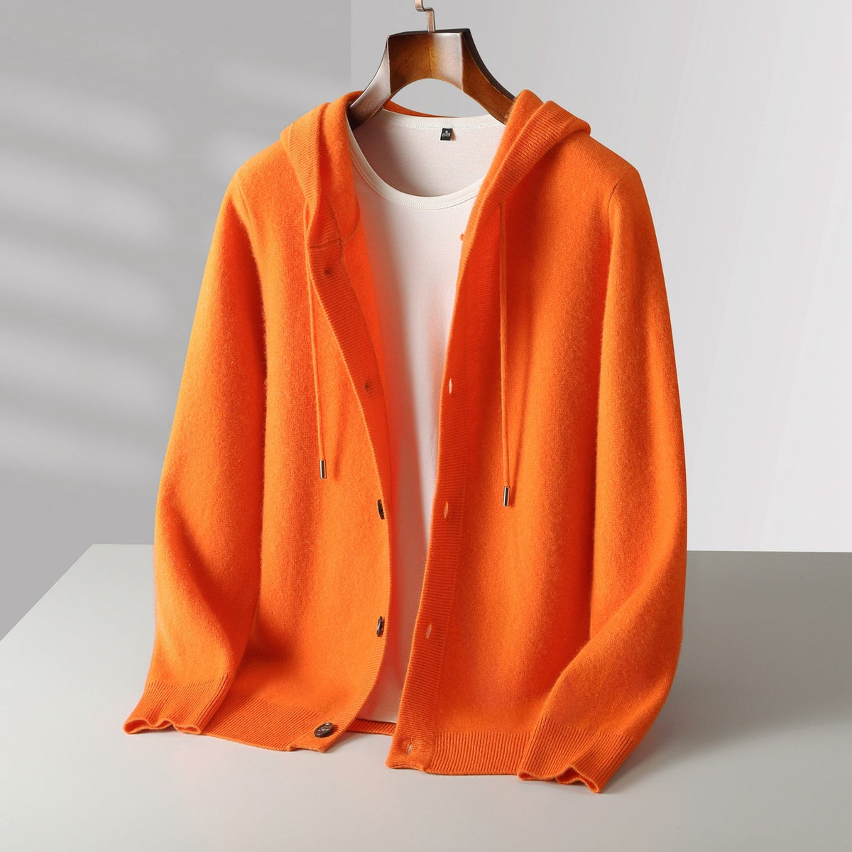 Cardigan à capuche en laine Danoir Paris avec boutons, vue de face, doux et chaud, porté avec des détails visibles.