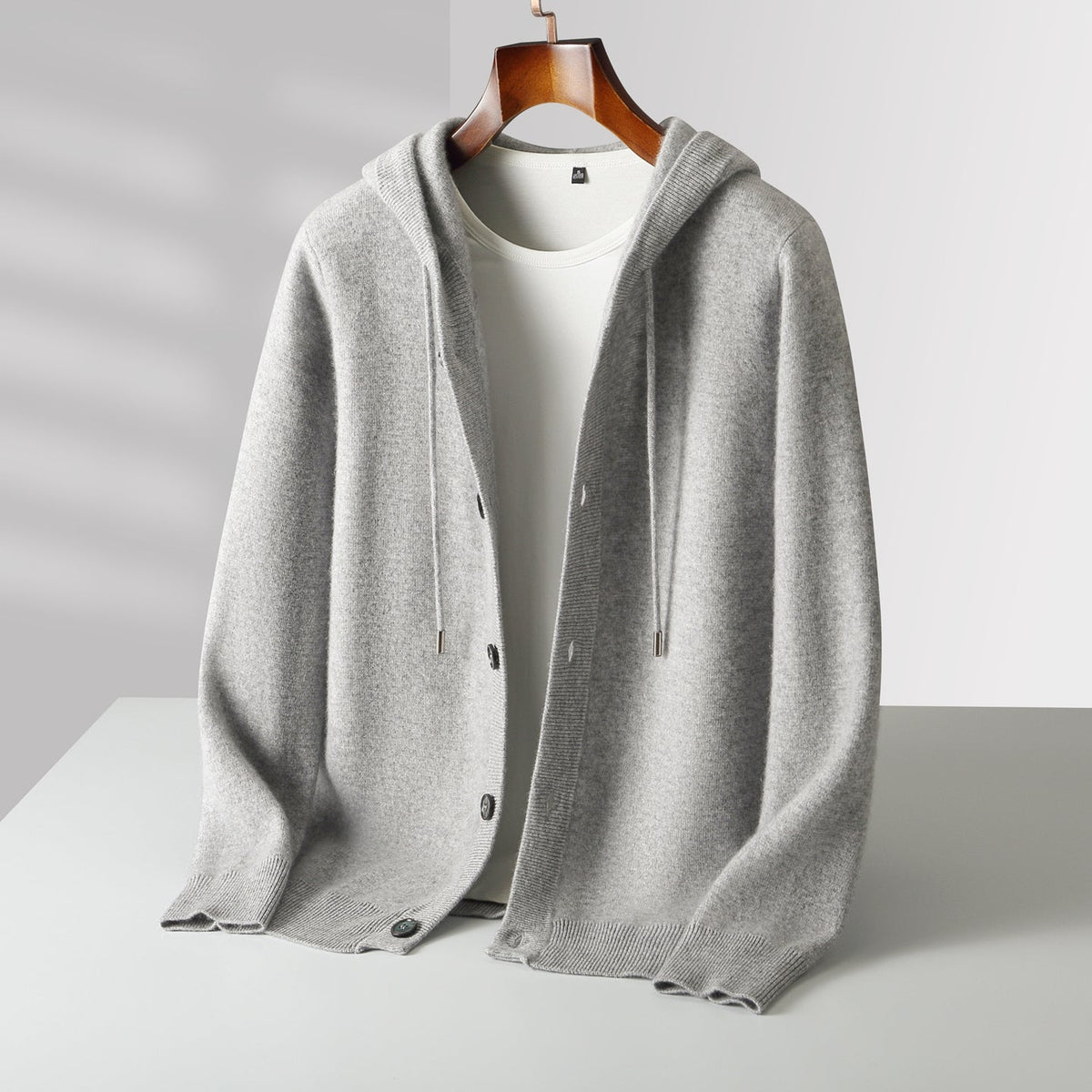 Cardigan à capuche en laine Danoir Paris avec boutons, tissu doux et chaud, porté sur un mannequin.