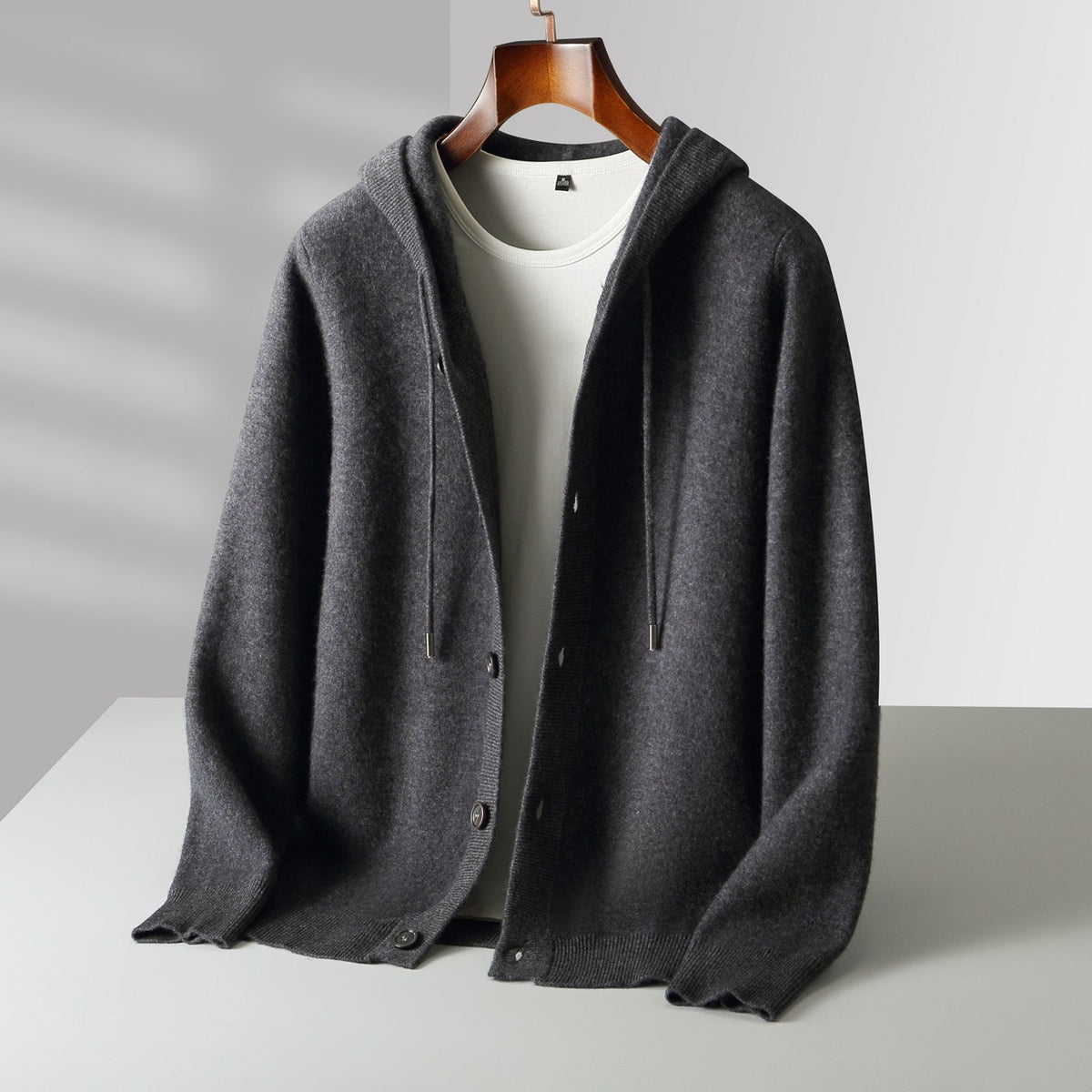 Cardigan à capuche en laine Mavoni de Danoir Paris avec boutons, visible en gros plan, doux et chaud, couleur neutre.