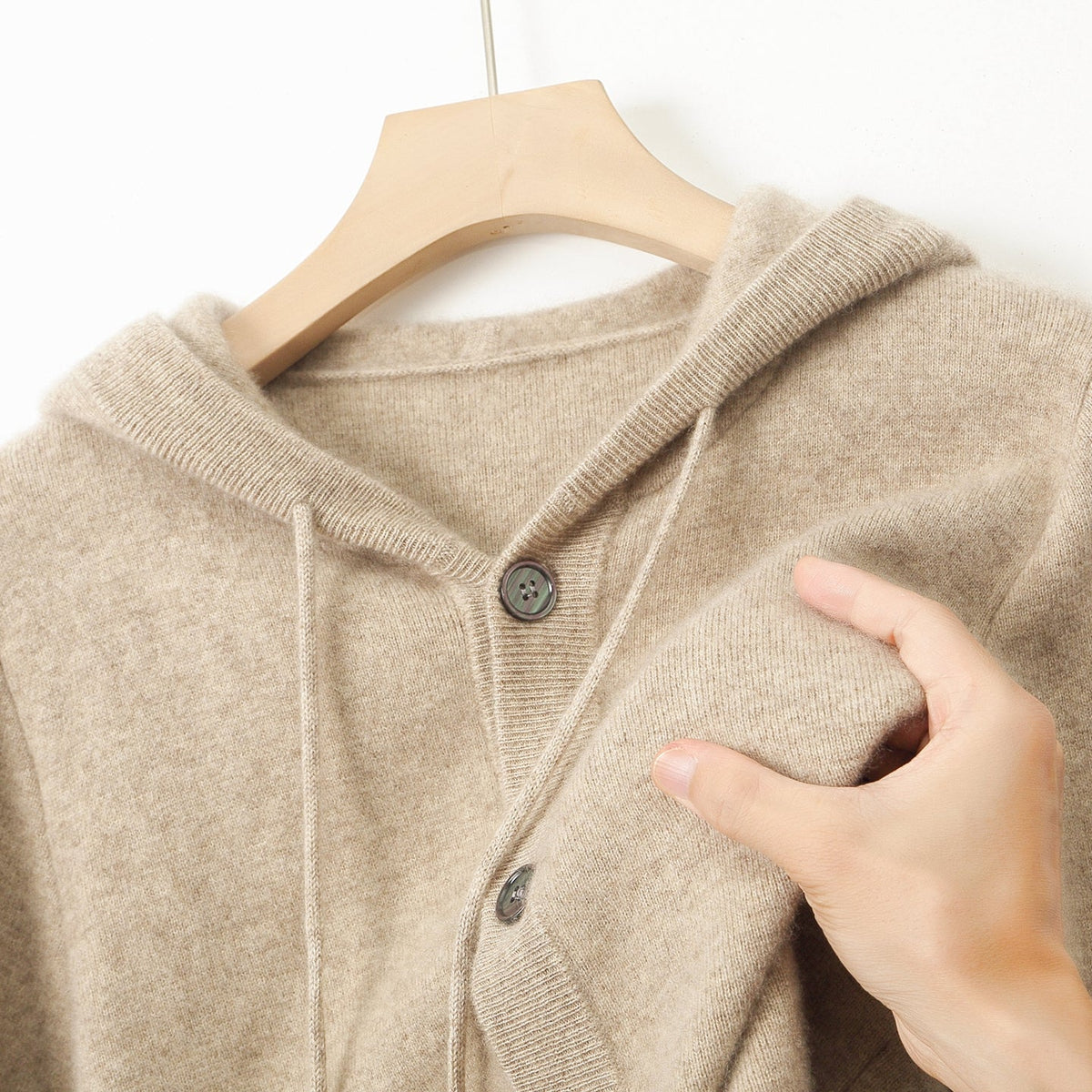 Cardigan à capuche en laine Danoir Paris avec boutons, vue de face, taille moyenne, couleur gris clair, style confortable et chaud