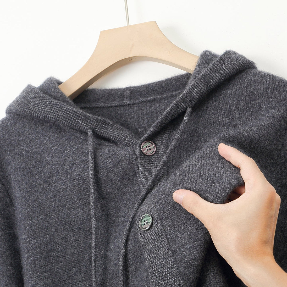 Cardigan à capuche en laine Danoir Paris avec boutons, pièce chaude et confortable, vue de face sur le modèle.