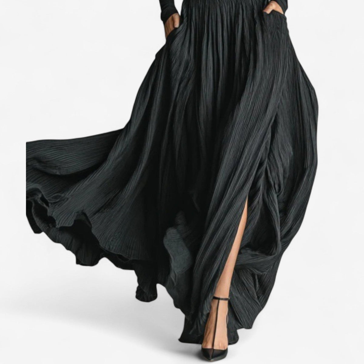 Robe maxi taille haute Rachel de Danoir Paris portée, en tissu fluide avec décolleté élégant, pour une allure sophistiquée.