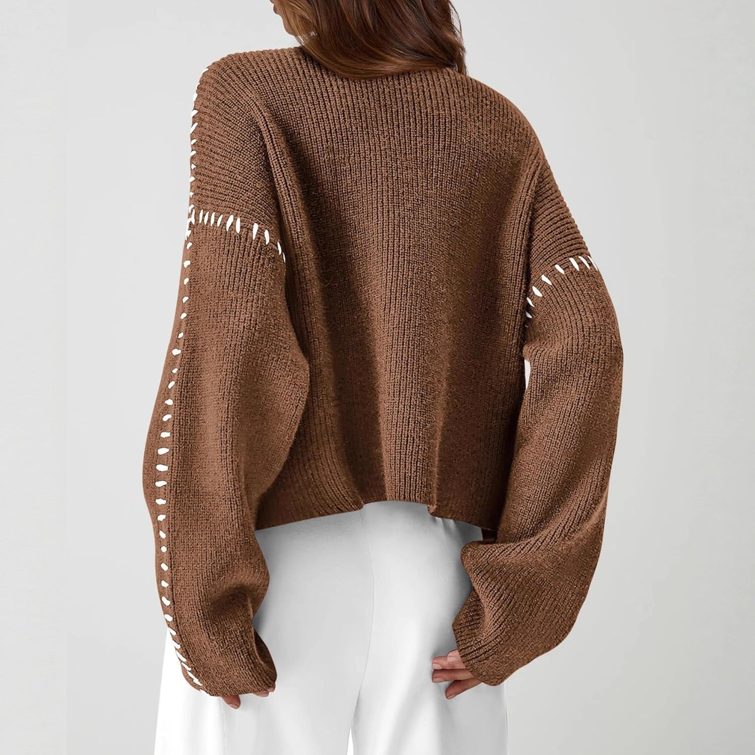 Pull d'automne Danoir Paris Nia, confortable et élégant, en laine douce, porté avec col en V et manches longues.