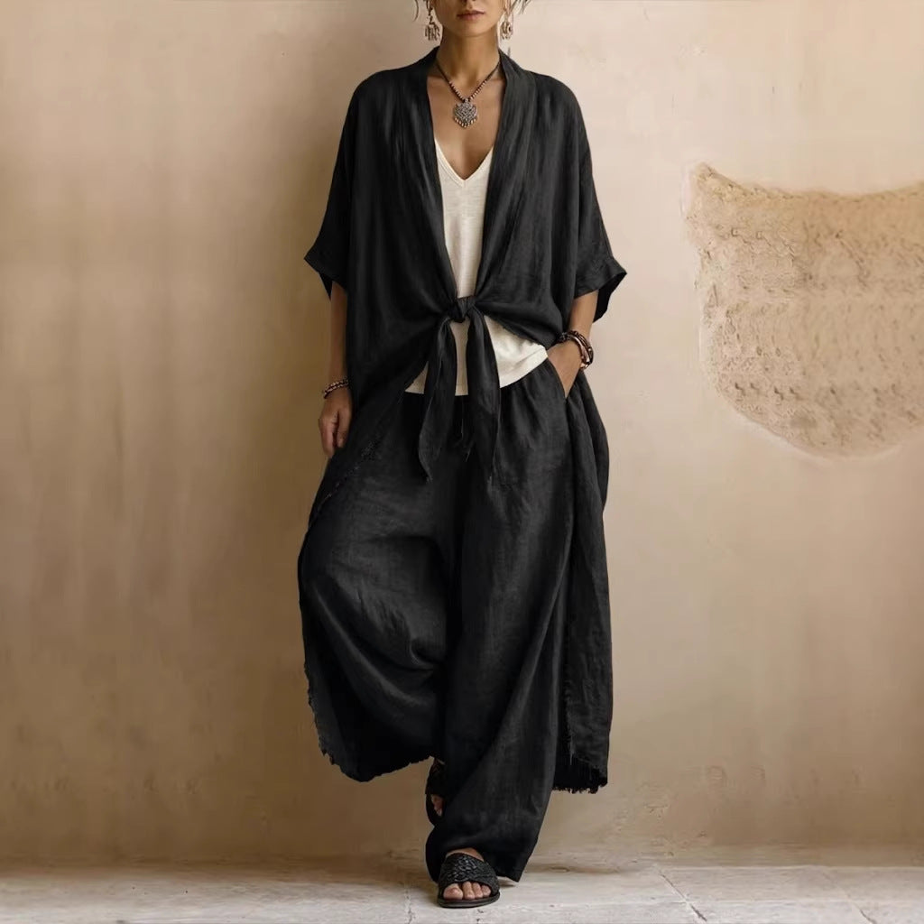 Ensemble kimono en lin oversize et pantalons larges Danoir Paris, tissu léger et fluide, couleur neutre, vue en gros plan.