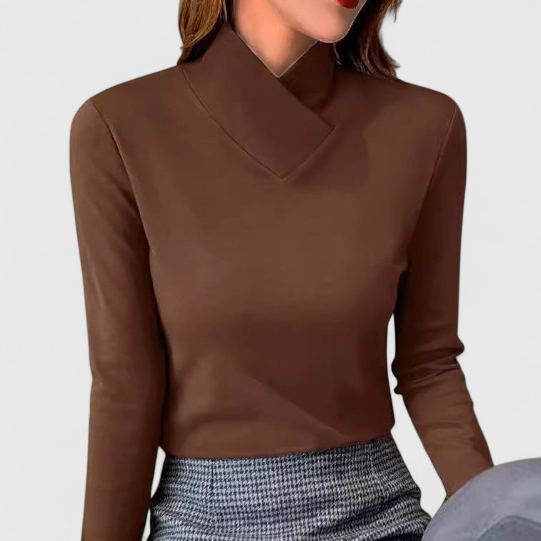 Pull élégant col montant Clair de Danoir Paris, en tissu doux, porté sur un mannequin dans un cadre lumineux.