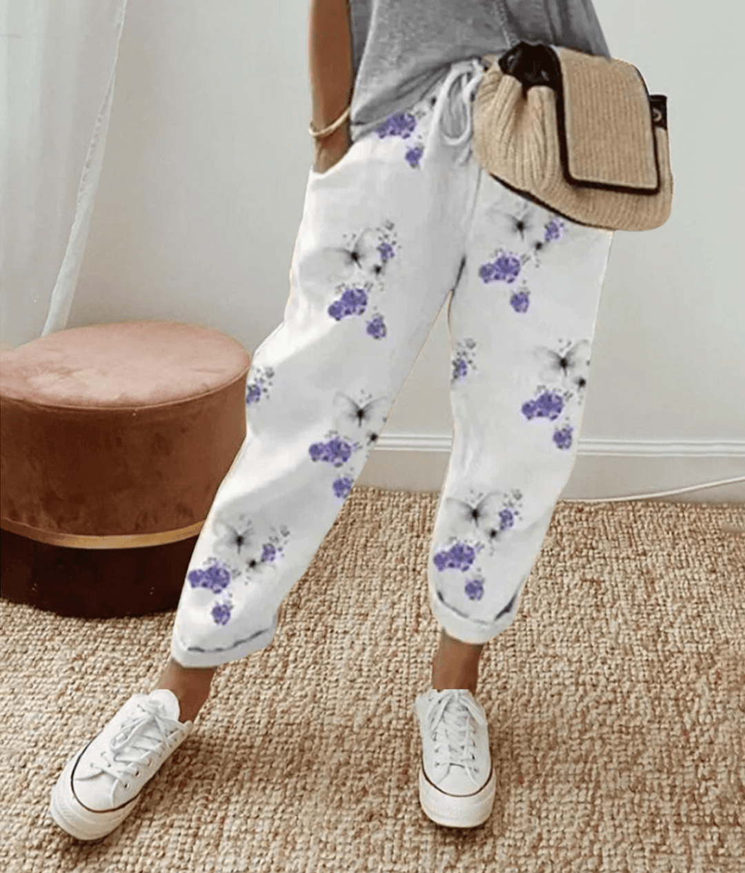 Pantalon Éloïse Danoir Paris taille élastique en vert olive, coupe flatteuse et tissu confortable, porté avec haut blanc.