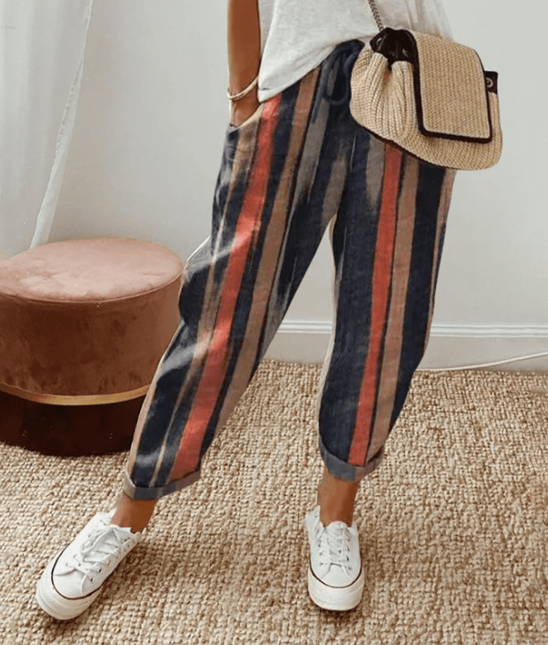 Pantalon taille élastique Éloïse de Danoir Paris en vert olive avec coupe flatteuse, porté avec un haut blanc.
