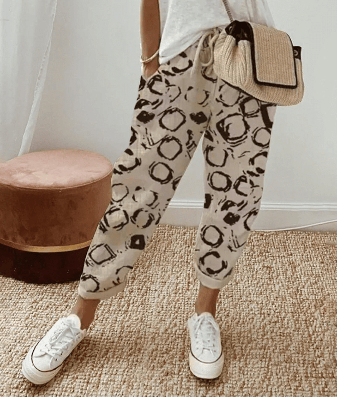 Pantalon Éloïse Danoir Paris en olive avec taille élastique et coupe flatteuse, porté en vue de face.