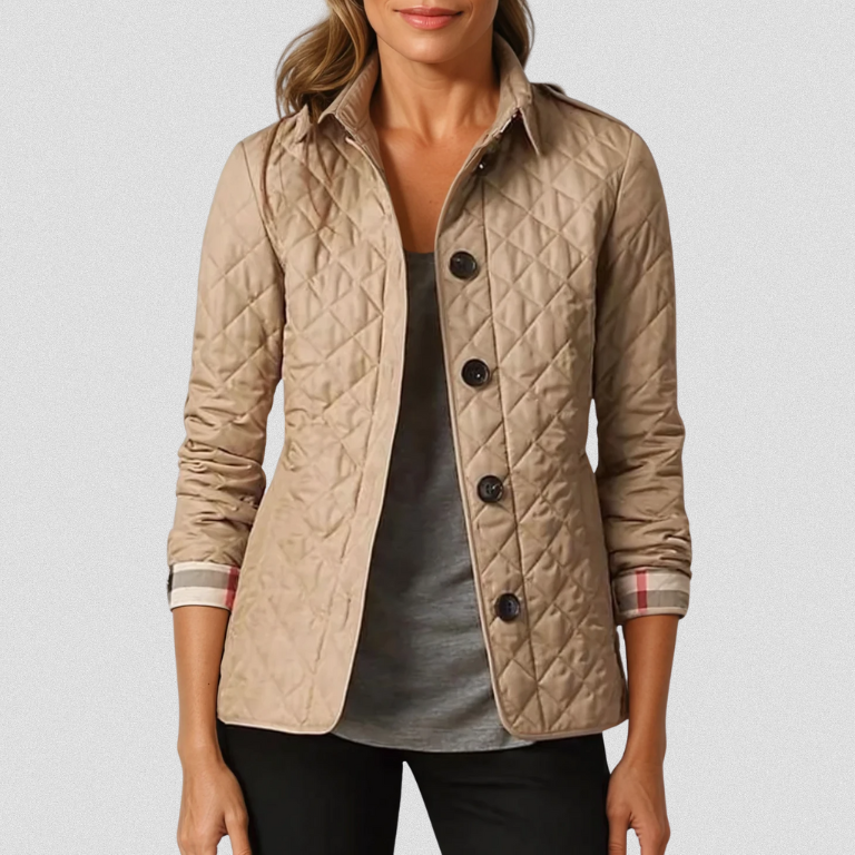 Veste d'automne Jennifer de Danoir Paris en tissu chaud avec col et boutons, portée sur un fond neutre.