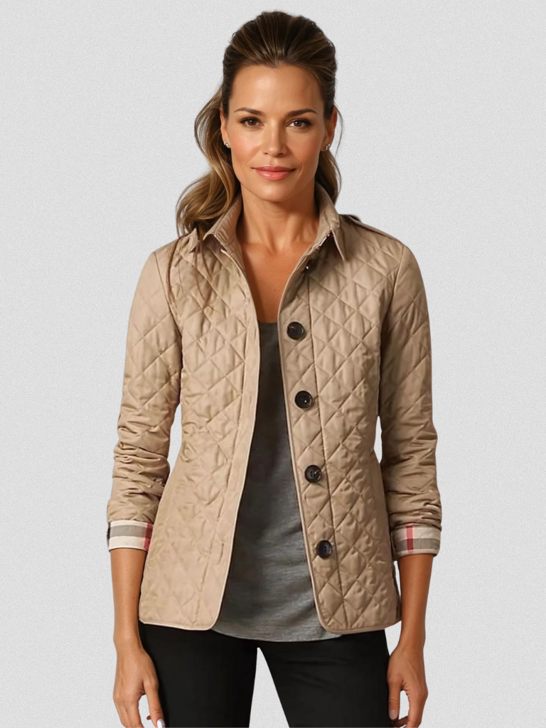 Veste d'automne Jennifer de Danoir Paris, coupe élégante, en tissu doux, couleur neutre, portée sur un mannequin.