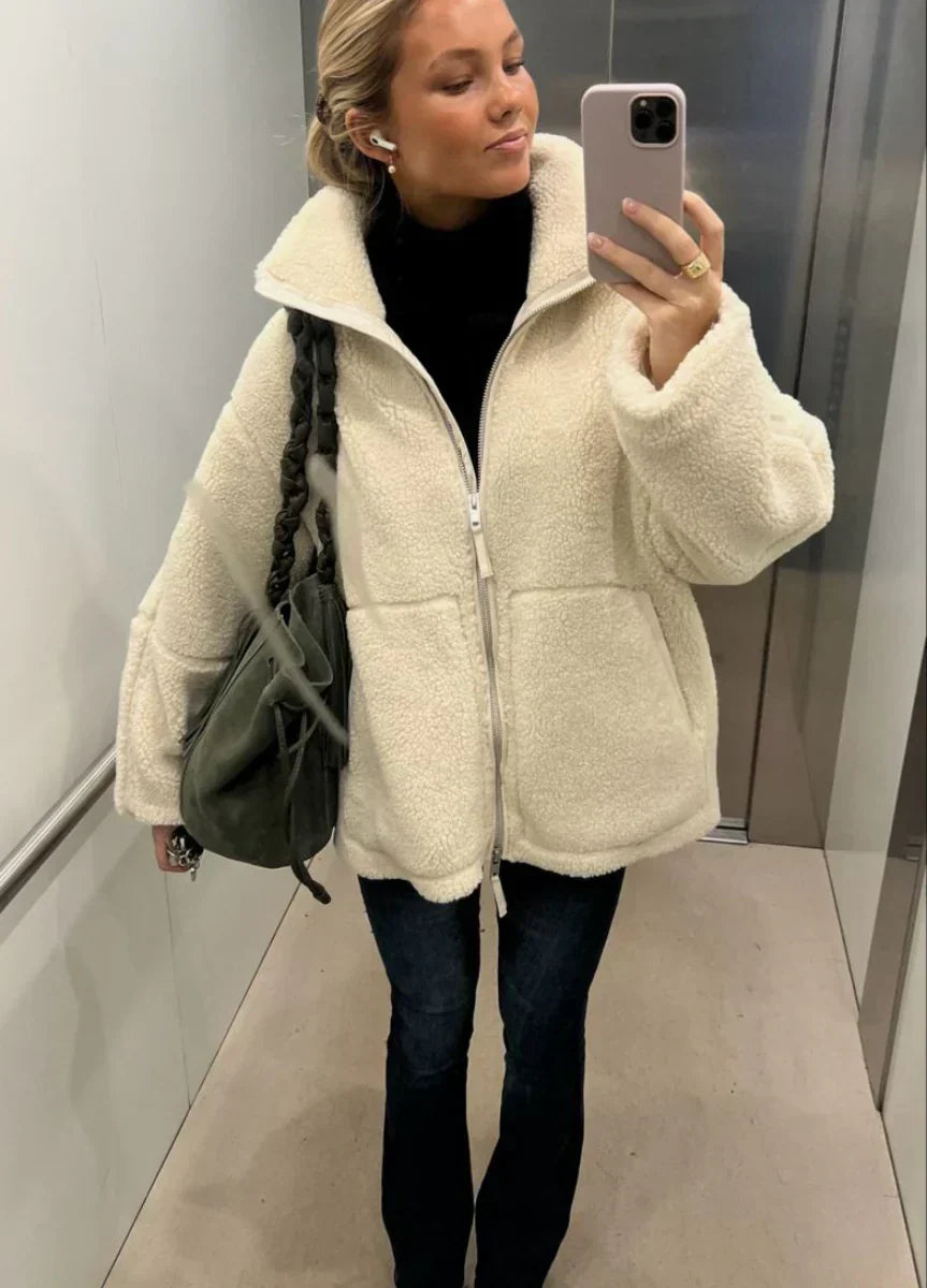 Manteau en Teddy Doux KAJA par Danoir Paris, veste chaude et confortable avec texture en peluche beige, vue de face.
