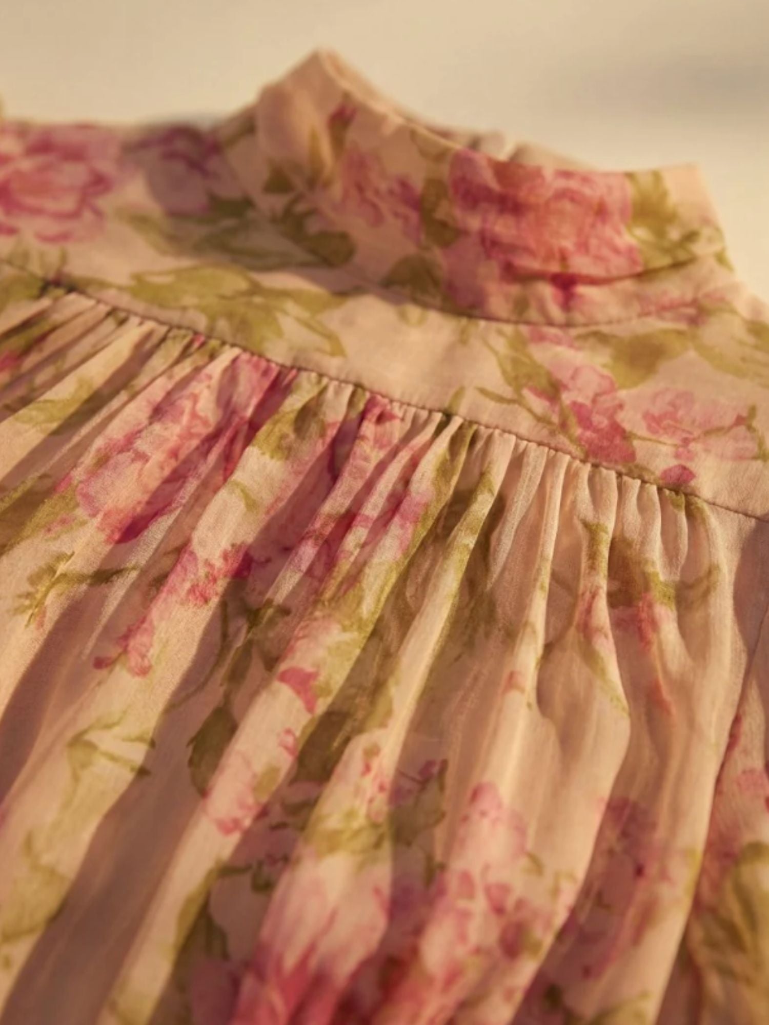 Fiora | Robe longue imprimée de roses vintage avec manches bouffantes