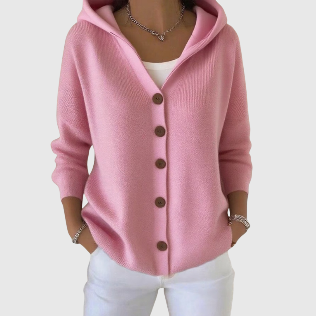 Cardigan élégant Joyce de Danoir Paris en maille douce, porté sur un mannequin, couleur neutre, style sophistiqué et moderne.