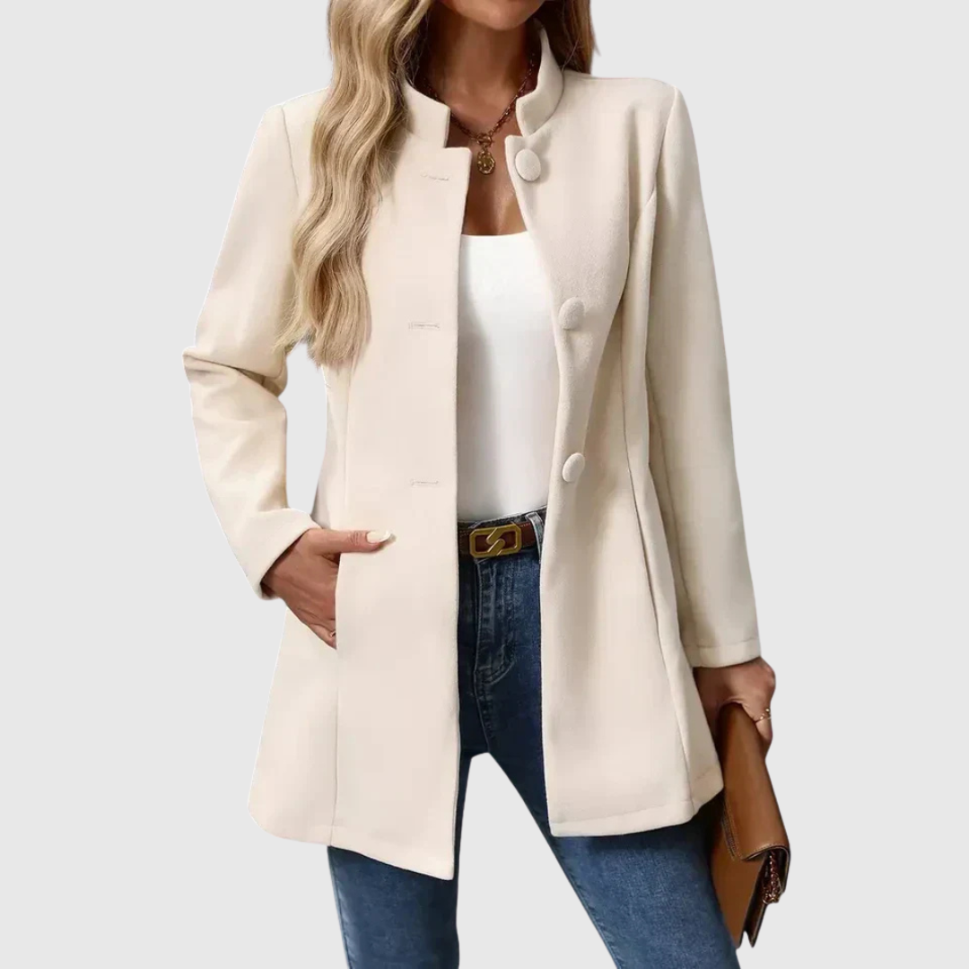 Veste élégante Carmelyssa de Danoir Paris, coupe sophistiquée, tissu chic, portée avec col et boutons visibles.