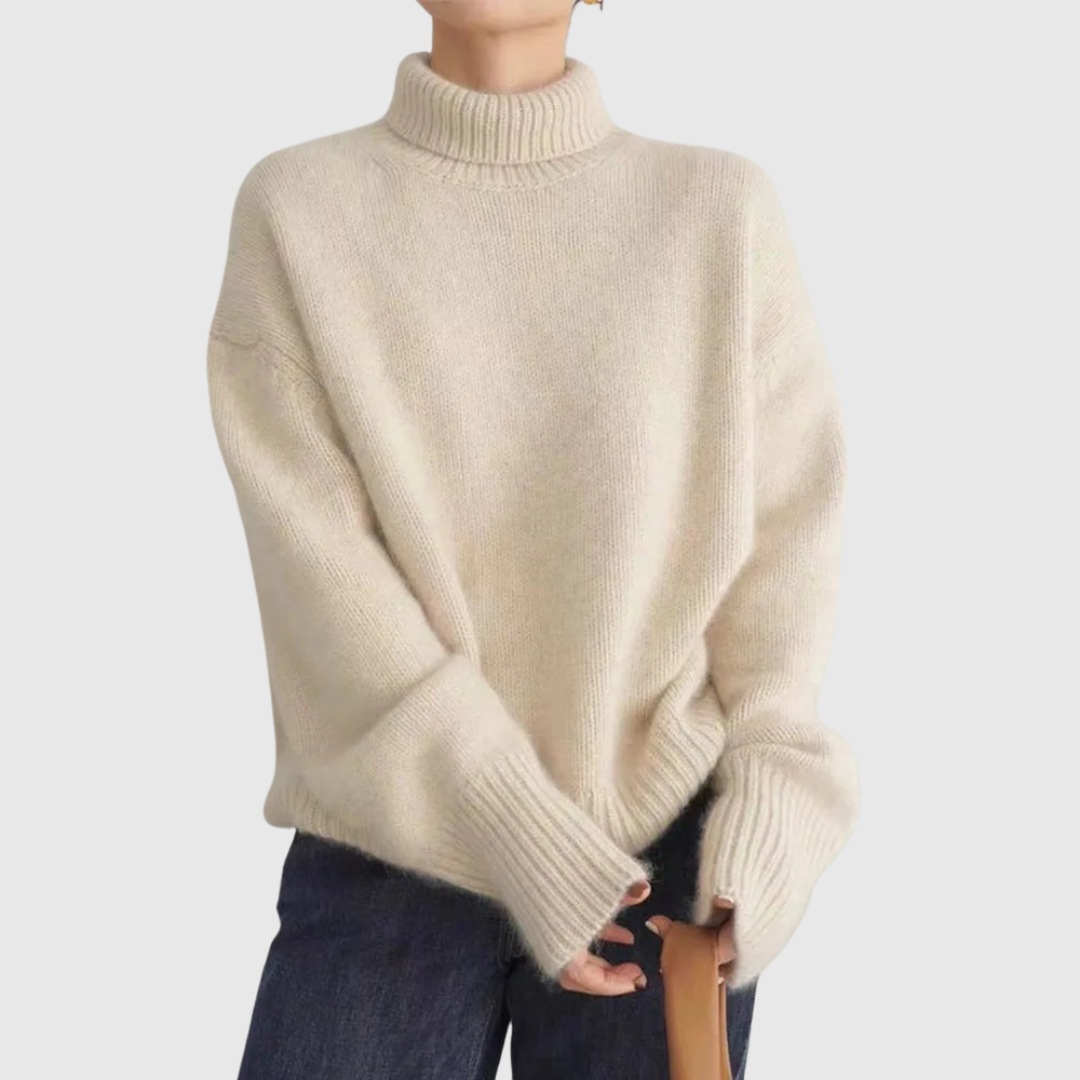 Pull col roulé en cachemire luxueux Amaya de Danoir Paris, couleur beige, porté sur mannequin, détail élégant et doux.