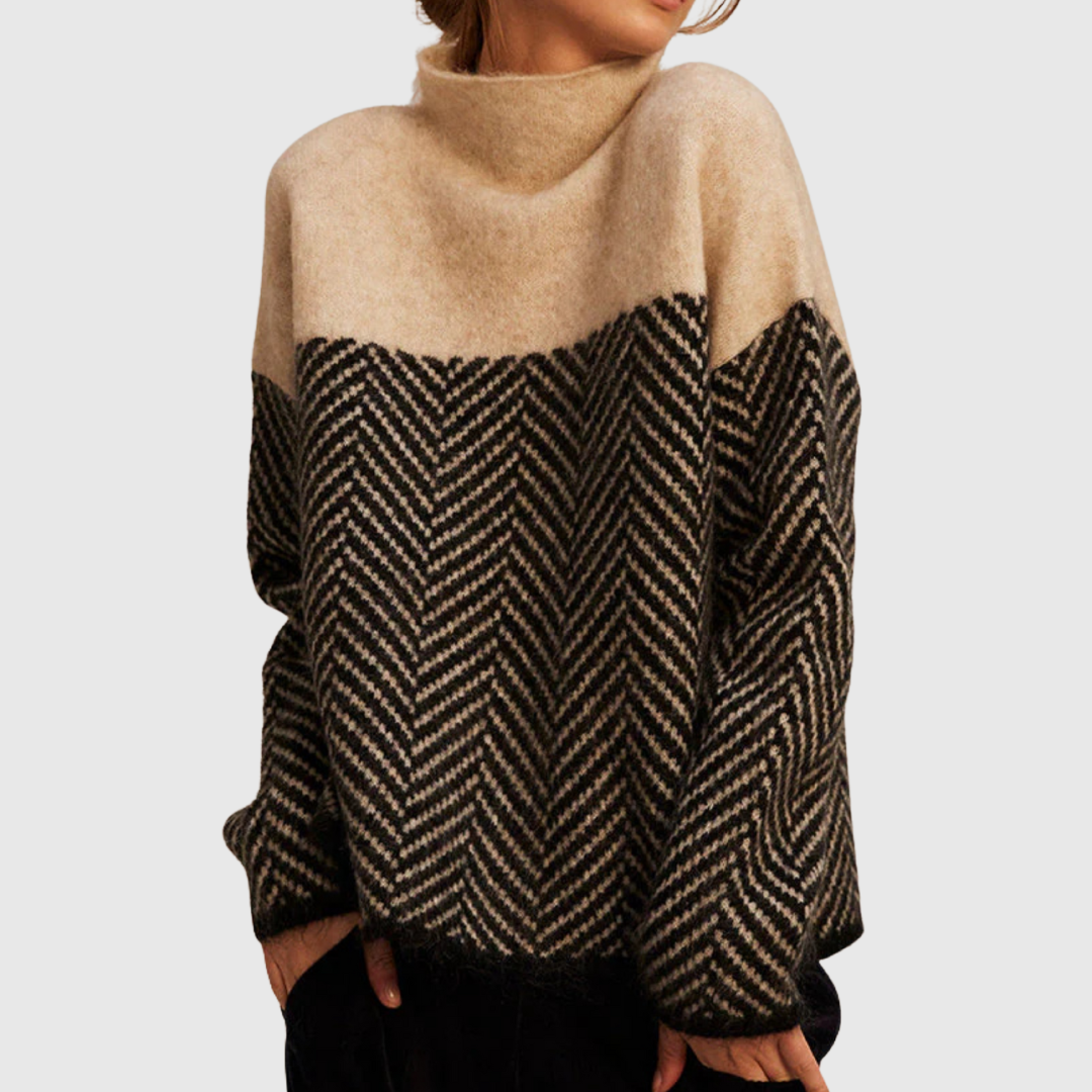 Pull en coton Norah de Danoir Paris avec col montant, blanc et confortable, porté dans un style décontracté.