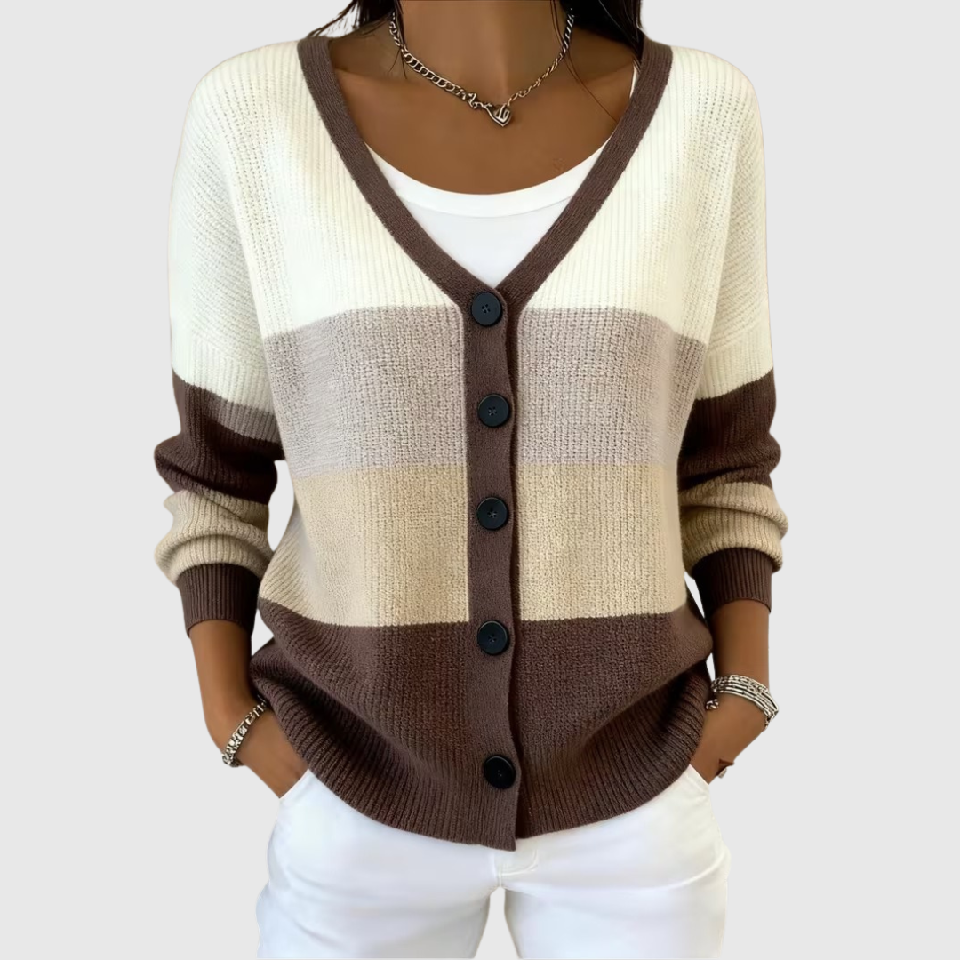 Cardigan en maille confortable à boutons de la marque Danoir Paris, vue en gros plan sur la texture et les détails du vêtement.