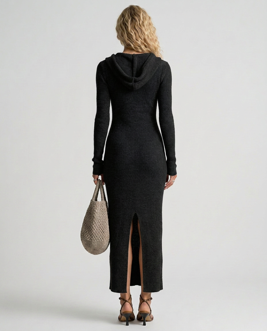 Robe maxi tricotée ajustée avec capuche de Danoir Paris, vue en détail, en tissu doux et confortable, couleur neutre.