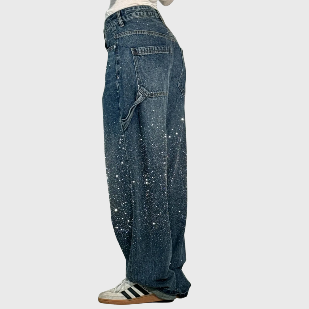 Pantalon ballon élégant Alice™ de Danoir Paris, coupe fluide et sophistiquée, en tissu léger et coloré, porté avec un haut blanc.