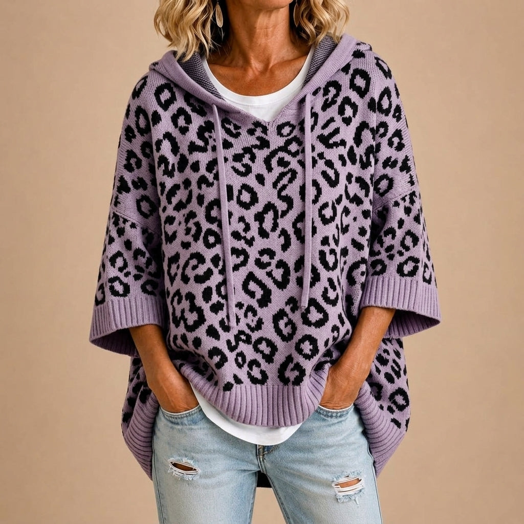 Poncho en maille animalier avec capuche de Danoir Paris, mode confortable et tendance, vue de l'avant avec motif animalier.